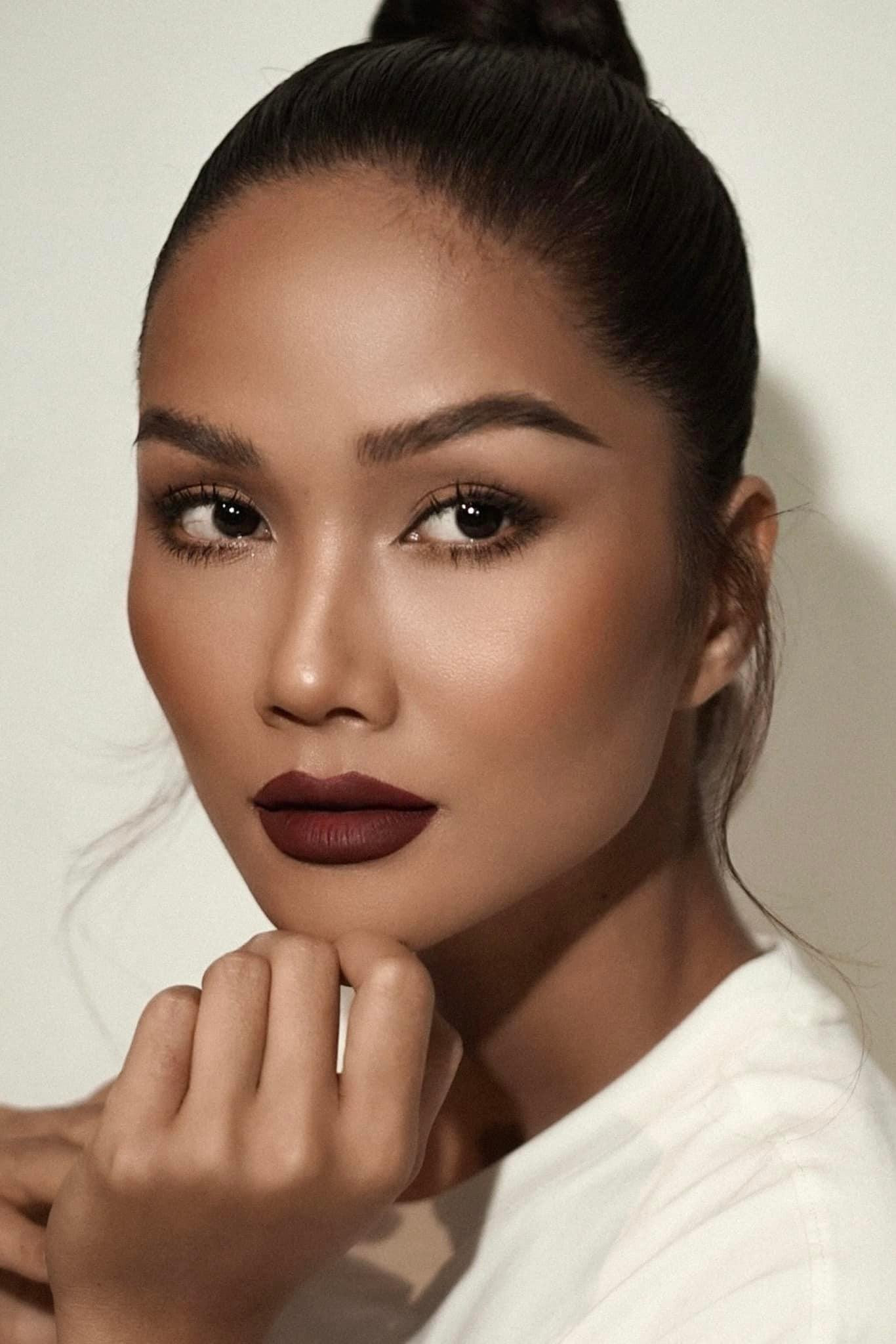 Đôi môi đỏ đậm quyến rũ là điểm nhấn giúp nàng hậu xinh đẹp trở nên hút hồn.