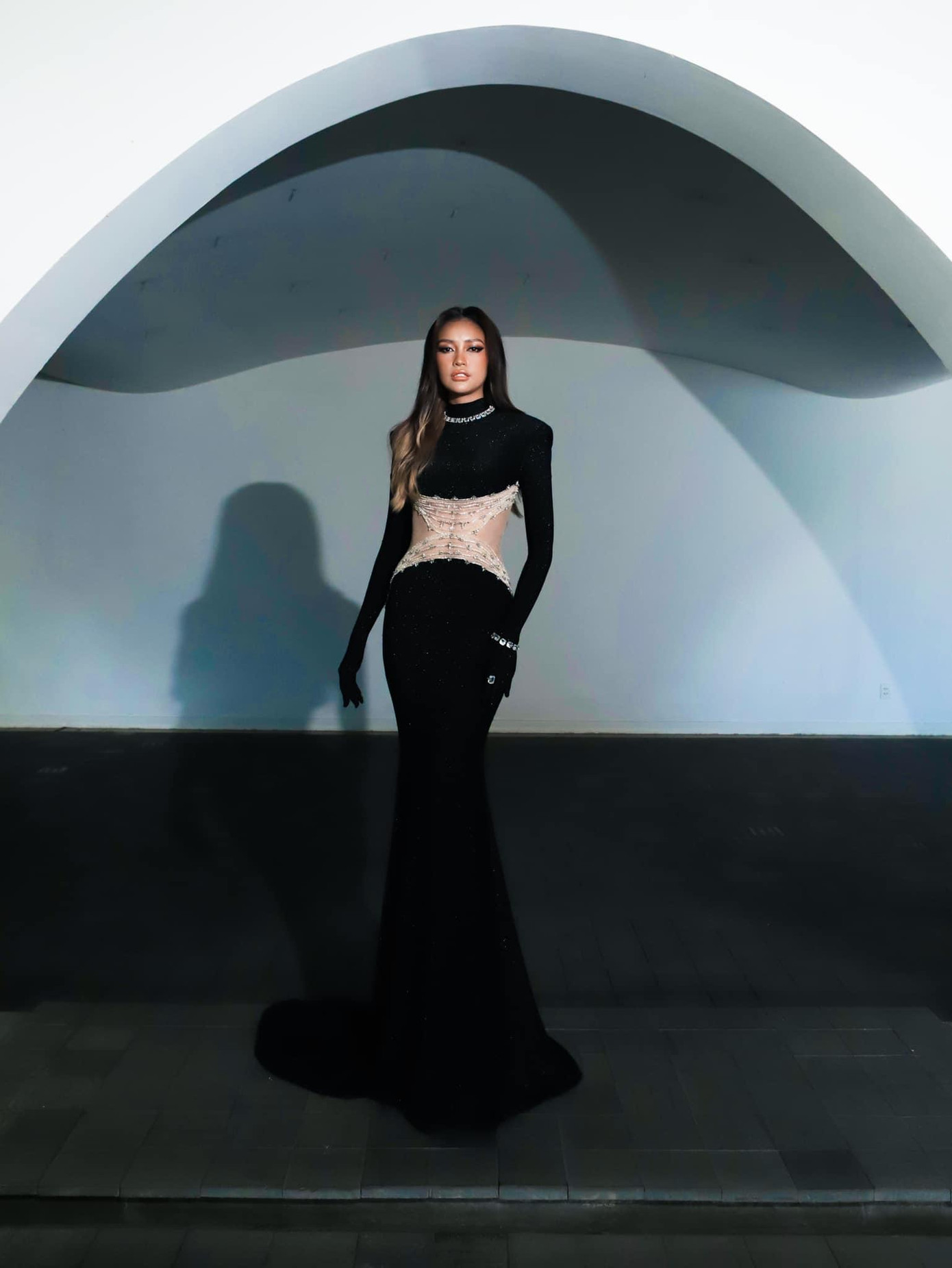 Hoa hậu Siêu quốc gia Việt Nam 2019 Ngọc Châu khoe dáng gợi cảm với thiết kế tông màu đen quyền lực, bí ẩn. Hoa hậu Siêu quốc gia Việt Nam 2019 Ngọc Châu khoe dáng gợi cảm với thiết kế tông màu đen quyền lực, bí ẩn.