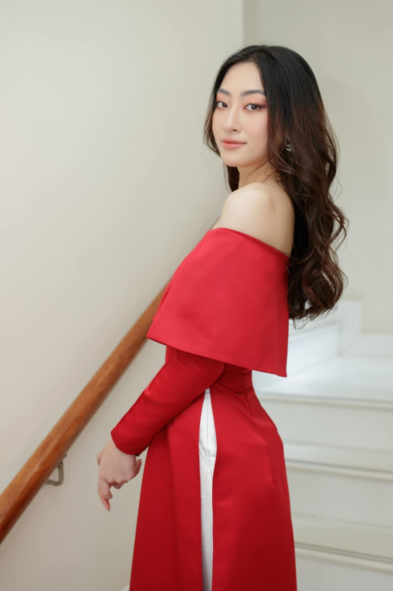 Thiết kế giúp nàng hậu sinh năm 2000 khoe trọn bờ vai trần tuyệt đẹp.