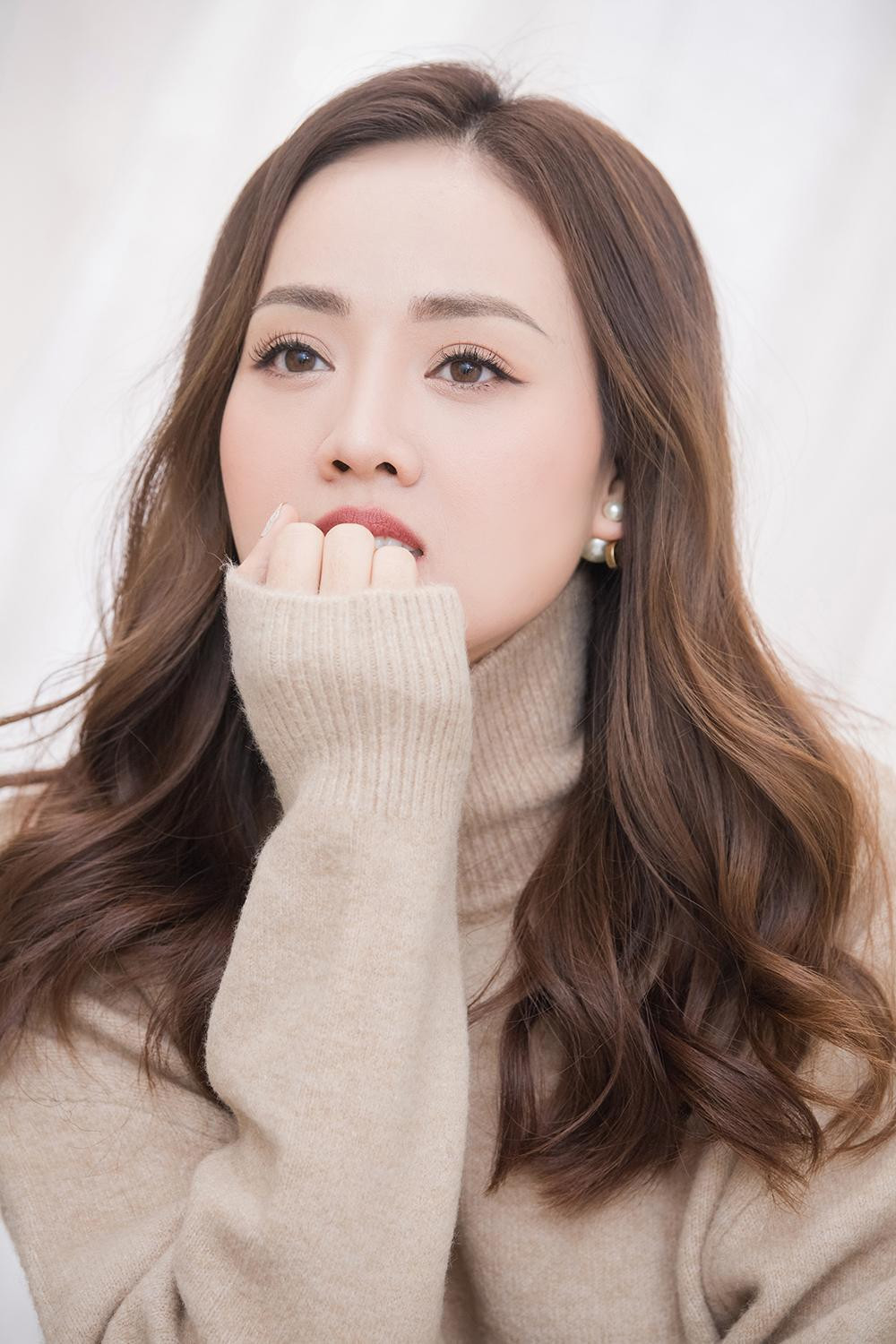 Vốn hâm mộ cuồng nhiệt nữ diễn viên Hàn Quốc Son Ye Jin nên bà xã của "Cô Đẩu" đã quyết định thực hiện một bộ ảnh theo phong cách của thần tượng.