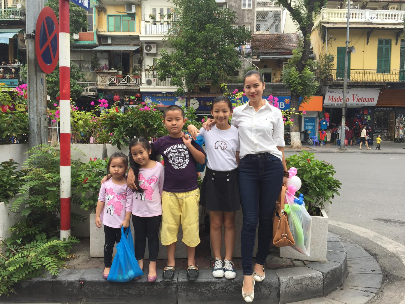 Năm 1998, theo tư vấn của một người chị, Ngô Thúy Hà đi thi Hoa hậu Việt Nam và bất ngờ giành giải Á hậu 2. Nhưng khi đang ở đỉnh cao của nhan sắc và sự nghiệp, Ngô Thúy Hà đột nhiên vắng bóng trên các sàn diễn lẫn phương tiện truyền thông. Sau đó, cô kết hôn bỏ ánh hào quang lui về đảm nhận vai trò làm vợ, làm mẹ.