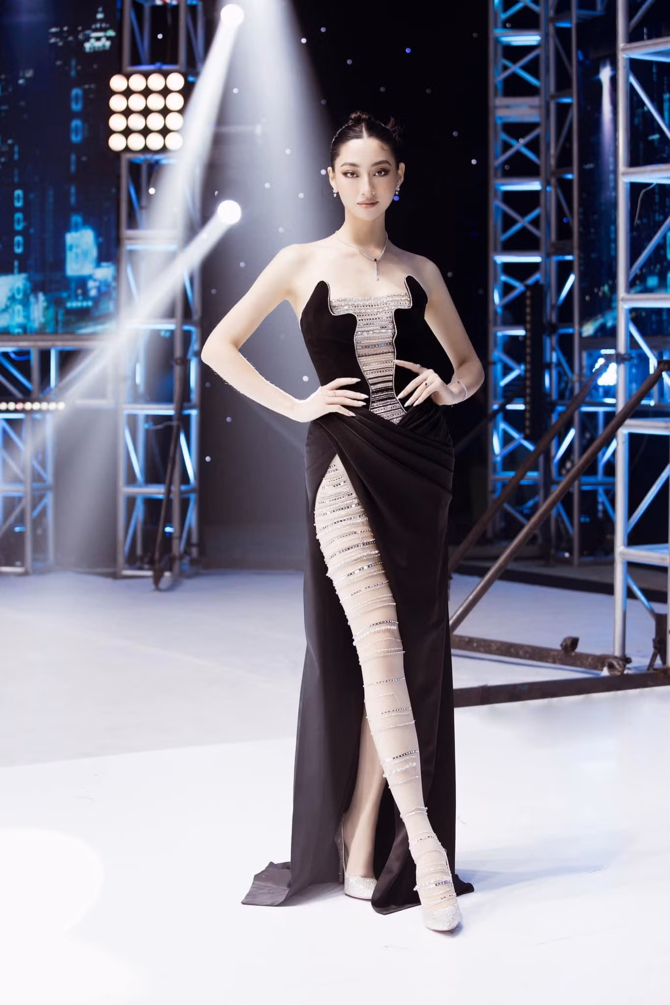 Lương Thuỳ Linh là một nàng hậu có vẻ đẹp kiêu sa và quý phái rất phù hợp với tông màu đen bí ẩn. Khi làm mentor cho một chương trình, nàng hậu sinh năm 2000 diện thiết kế tông màu đen phối cùng quần trong suốt đính đá cầu kỳ.