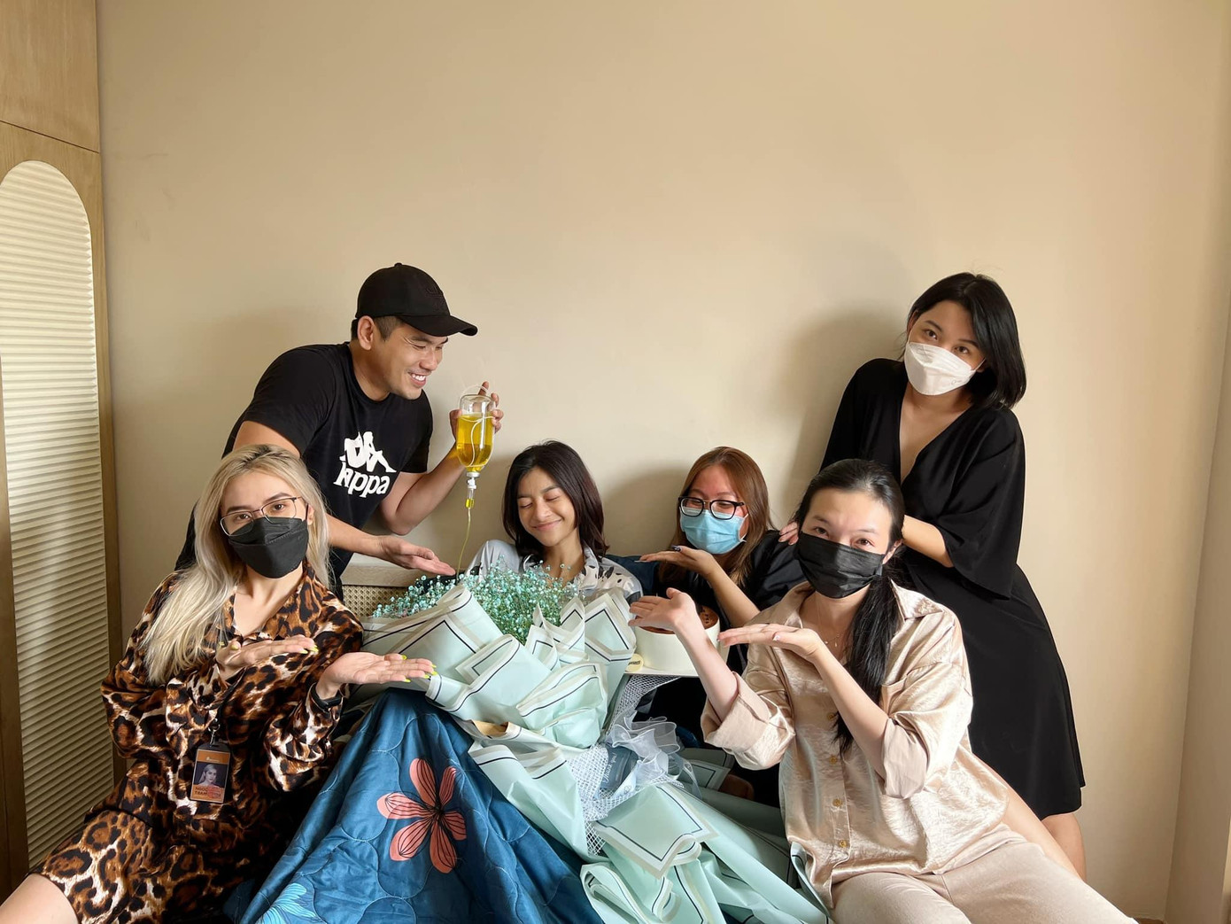 Ê-kíp tới động viên và tổ chức sinh nhật cho Kiều Loan.