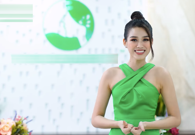 Đỗ Thị Hà xinh đẹp, nền nã với thiết kế tông màu xanh. Đỗ Thị Hà xinh đẹp, nền nã với thiết kế tông màu xanh.