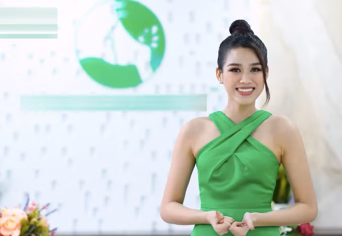 Đỗ Thị Hà xinh đẹp, nền nã với thiết kế tông màu xanh. Đỗ Thị Hà xinh đẹp, nền nã với thiết kế tông màu xanh.