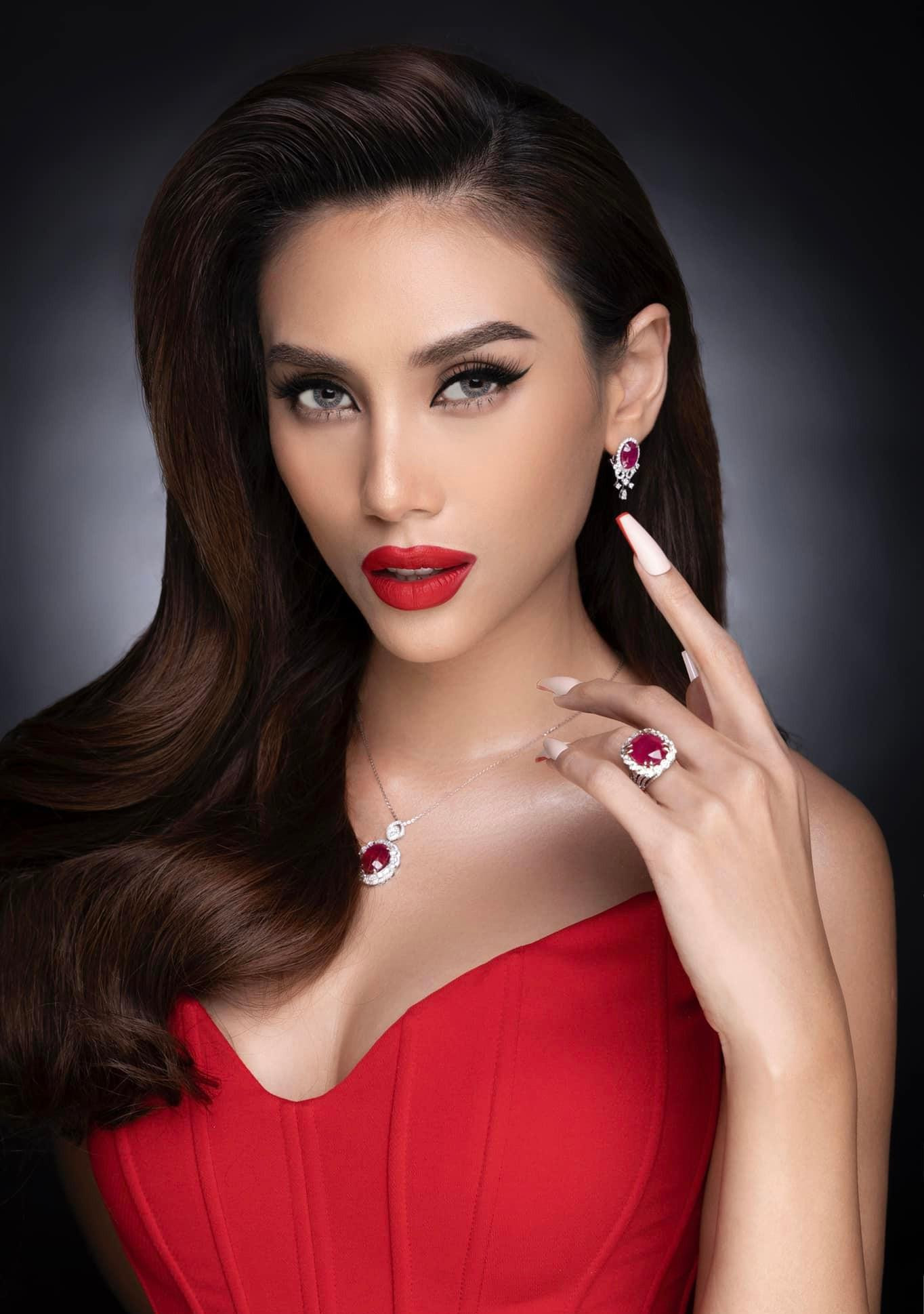 Nhan sắc hoàn hảo của Võ Hoàng Yến sau nhiều năm 'lăn lộn' trong showbiz khiến các fans phải trầm trồ.