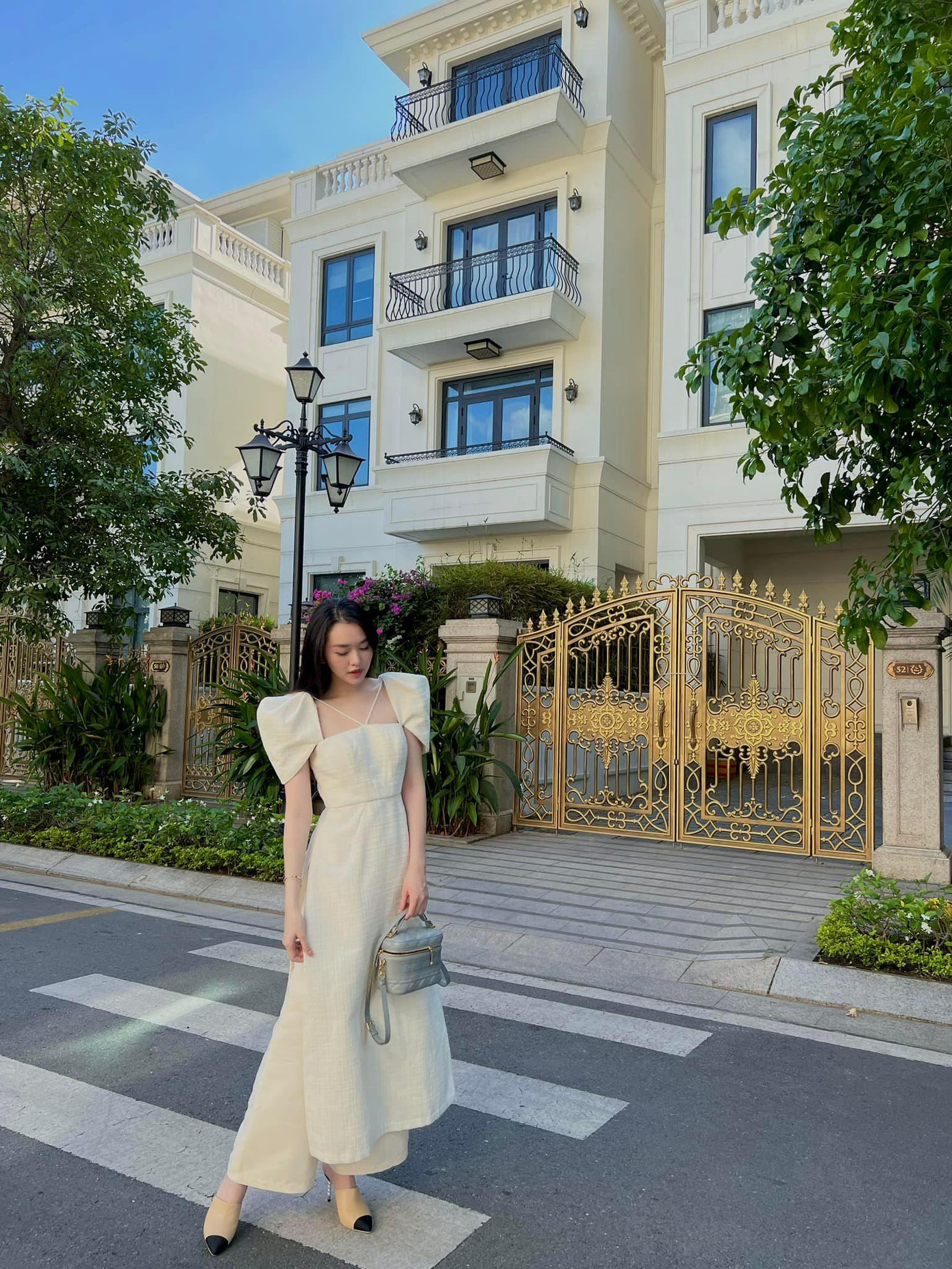 Dịp Tết Nguyên Đán vừa qua, Á hậu Tường San cũng khiến fans trầm trồ khi thả dáng trên phố trong thiết kế áo dài cách tân thanh lịch và dịu dàng.