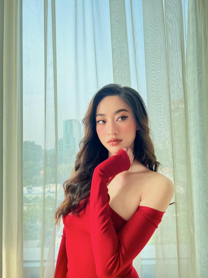 Trên trang cá nhân, Hoa hậu Lương Thuỳ Linh đăng tải loạt ảnh mới, khoe dáng cực nóng bỏng trong bộ váy tông màu đỏ rực.