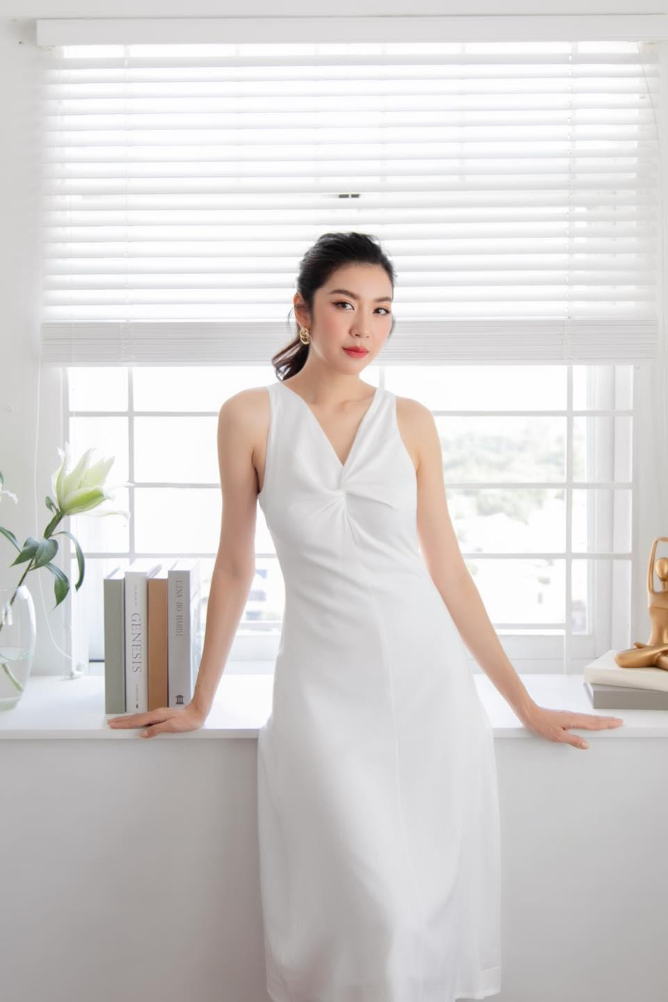 Á hậu Thuý Vân thanh lịch, duyên dáng trong bộ váy tông màu trắng tinh khôi.