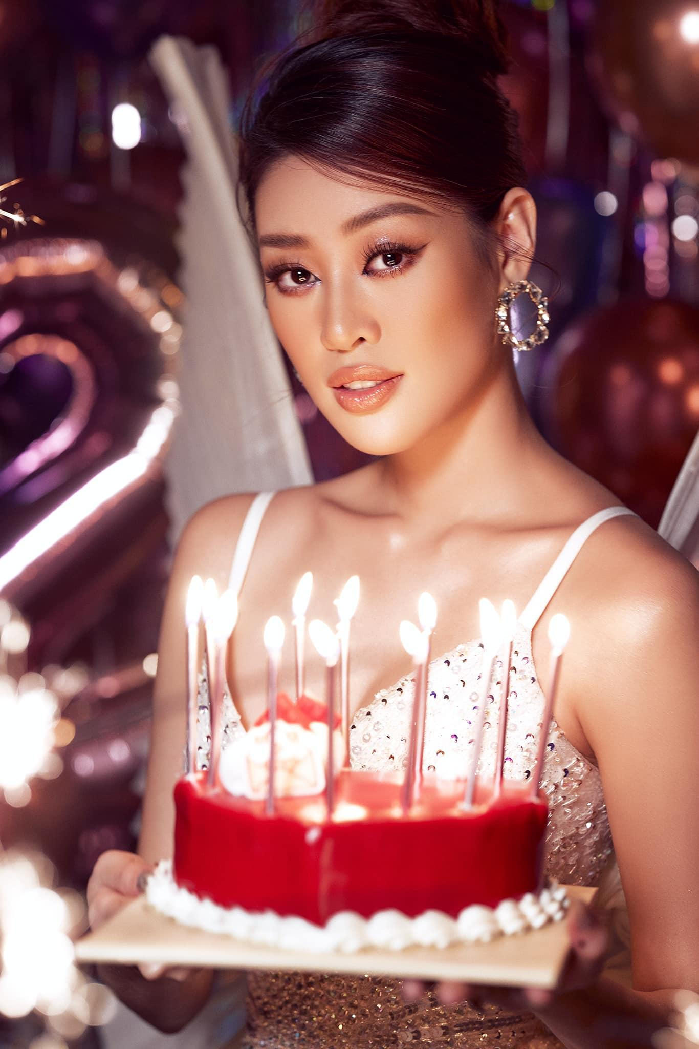 Hoa hậu Khánh Vân xinh đẹp và gợi cảm trong bộ ảnh đón tuổi mới.