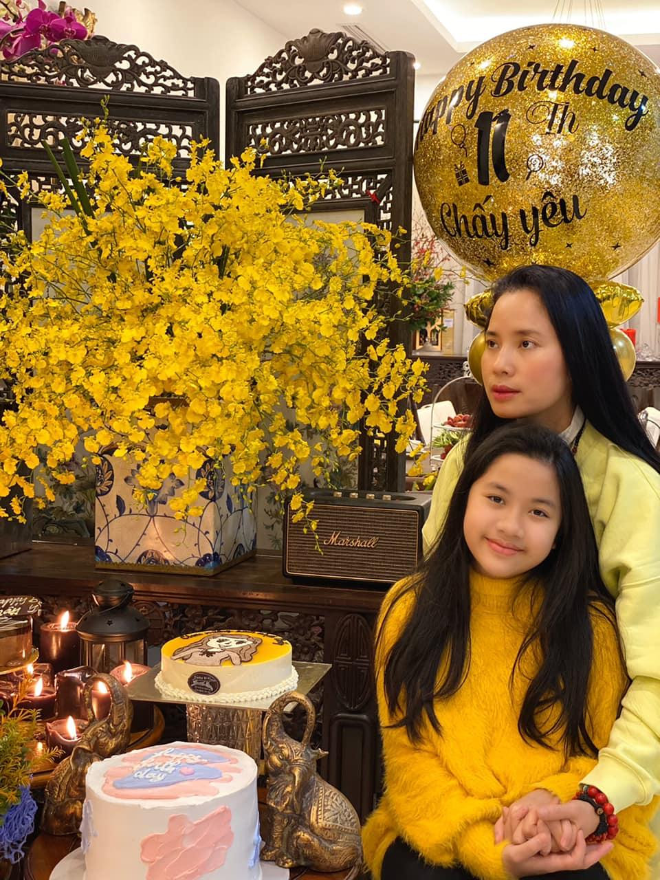 "Hiện tại Hà đang hoạt động trong lĩnh vực thiết kế nội thất và thử nghiệm một quán cafe nhỏ nhỏ xinh xinh. Cuộc sống của Hà thật may mắn và hạnh phúc vì các bạn bè đồng trang lứa đều thông cảm với một bà mẹ mê con như Hà vì vậy Hà có nhiều thời gian dành cho bốn đứa con của mình" - Á hậu chia sẻ.