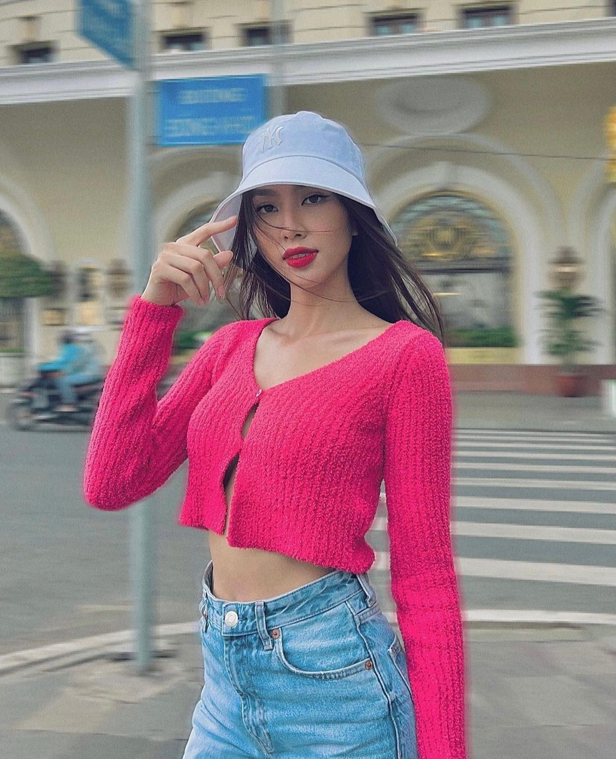 Hoa hậu Thuỳ Tiên diện crop-top tông màu hồng nổi bật, khoe vòng eo 'con kiến' sexy.