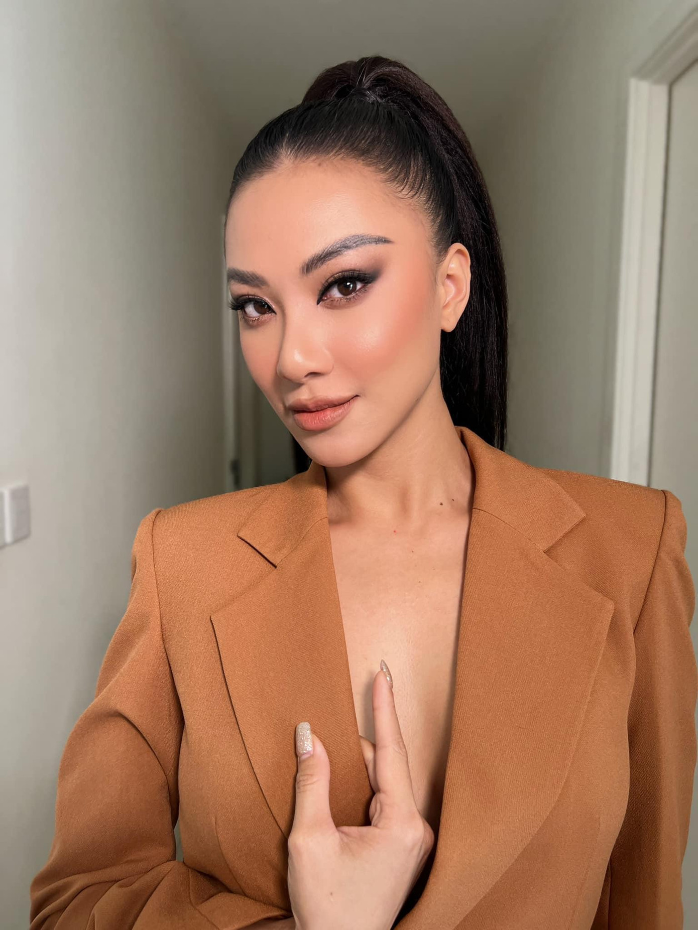 Á hậu Kim Duyên diện vest nâu trễ nải vòng một nóng bỏng. Á hậu Kim Duyên diện vest nâu trễ nải vòng một nóng bỏng.