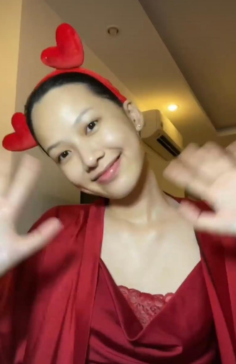 Đặc biệt là làn da mịn màng không tì vết sau khi tẩy trang của cô khiến fans ngưỡng mộ.