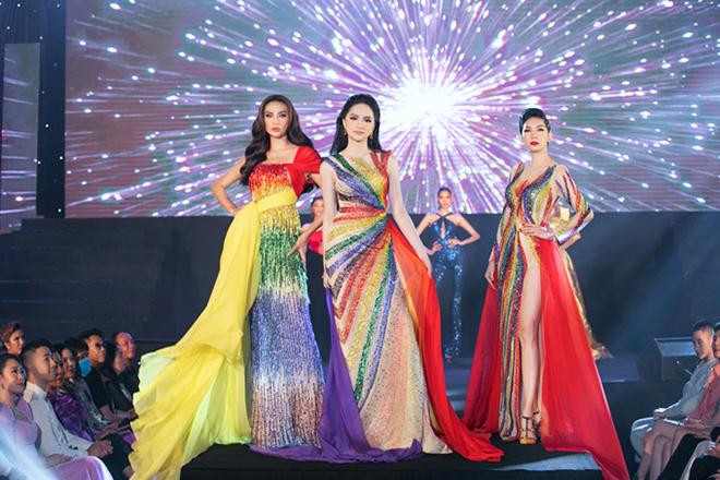 Không chỉ Hương Giang mà Á hậu Võ Hoàng Yến và siêu mẫu Xuân Lan cũng mặc những thiết kế váy lục sắc khác nhau trong chương trình này.