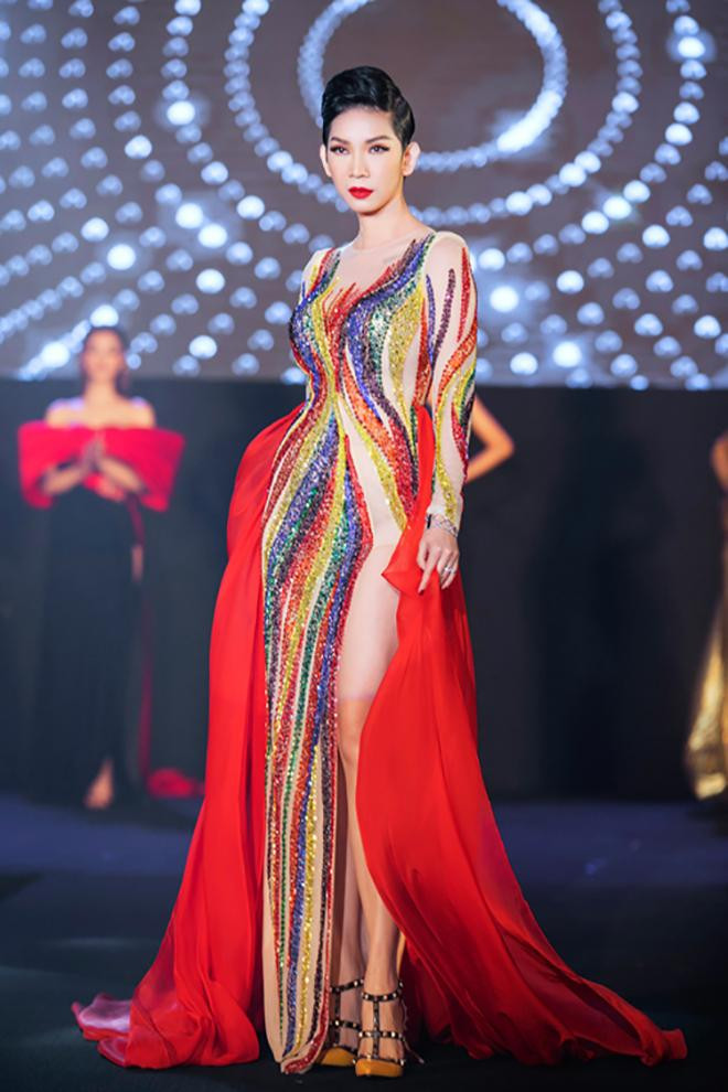 Siêu mẫu Xuân Lan sắc sảo, quyền lực với bộ váy lục sắc xẻ đùi nóng bỏng.