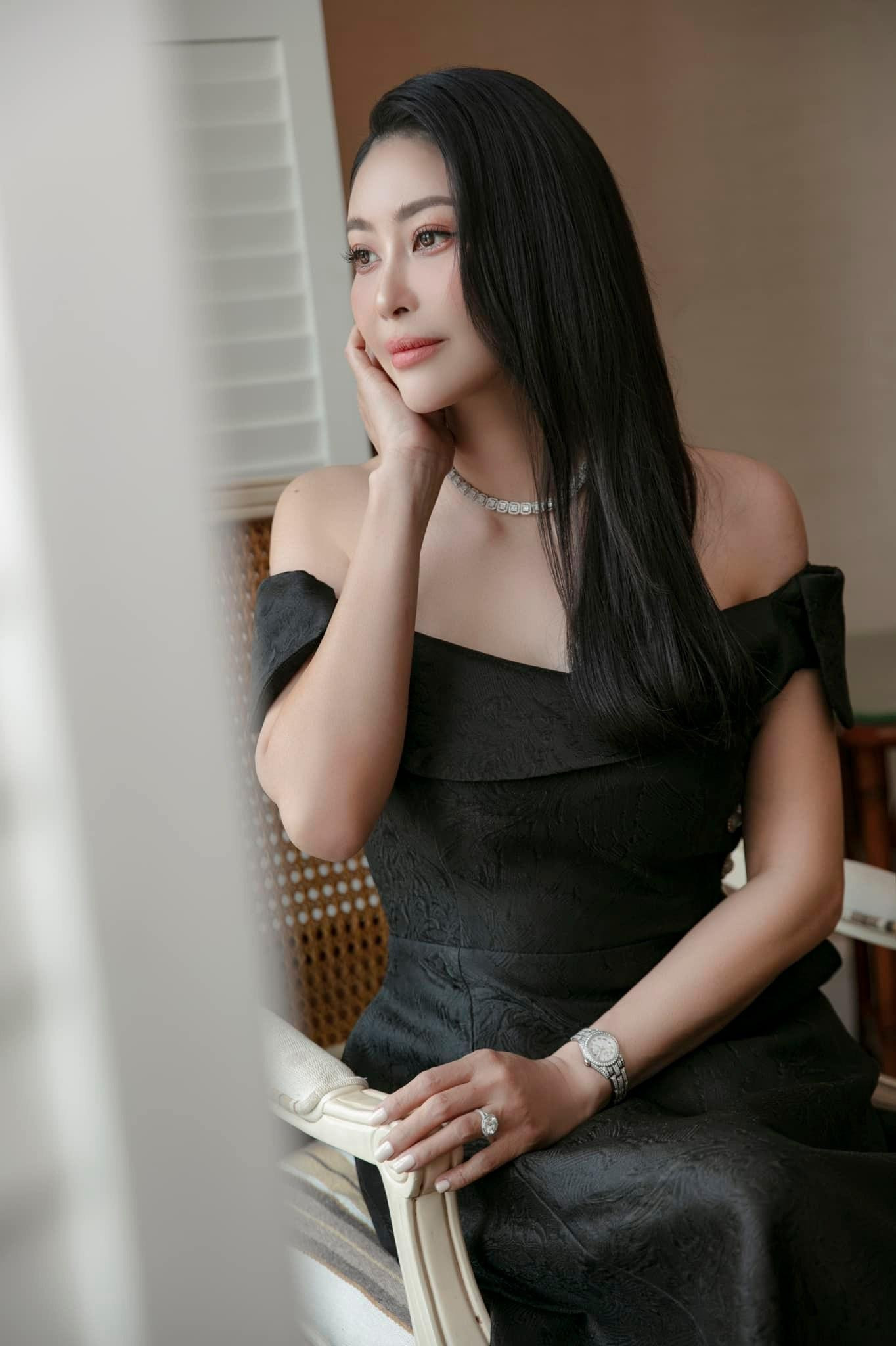 Bằng tuổi với Ngọc Khánh, Hà Kiều Anh được khen có phần trẻ trung và quyến rũ hơn. Bằng tuổi với Ngọc Khánh, Hà Kiều Anh được khen có phần trẻ trung và quyến rũ hơn.