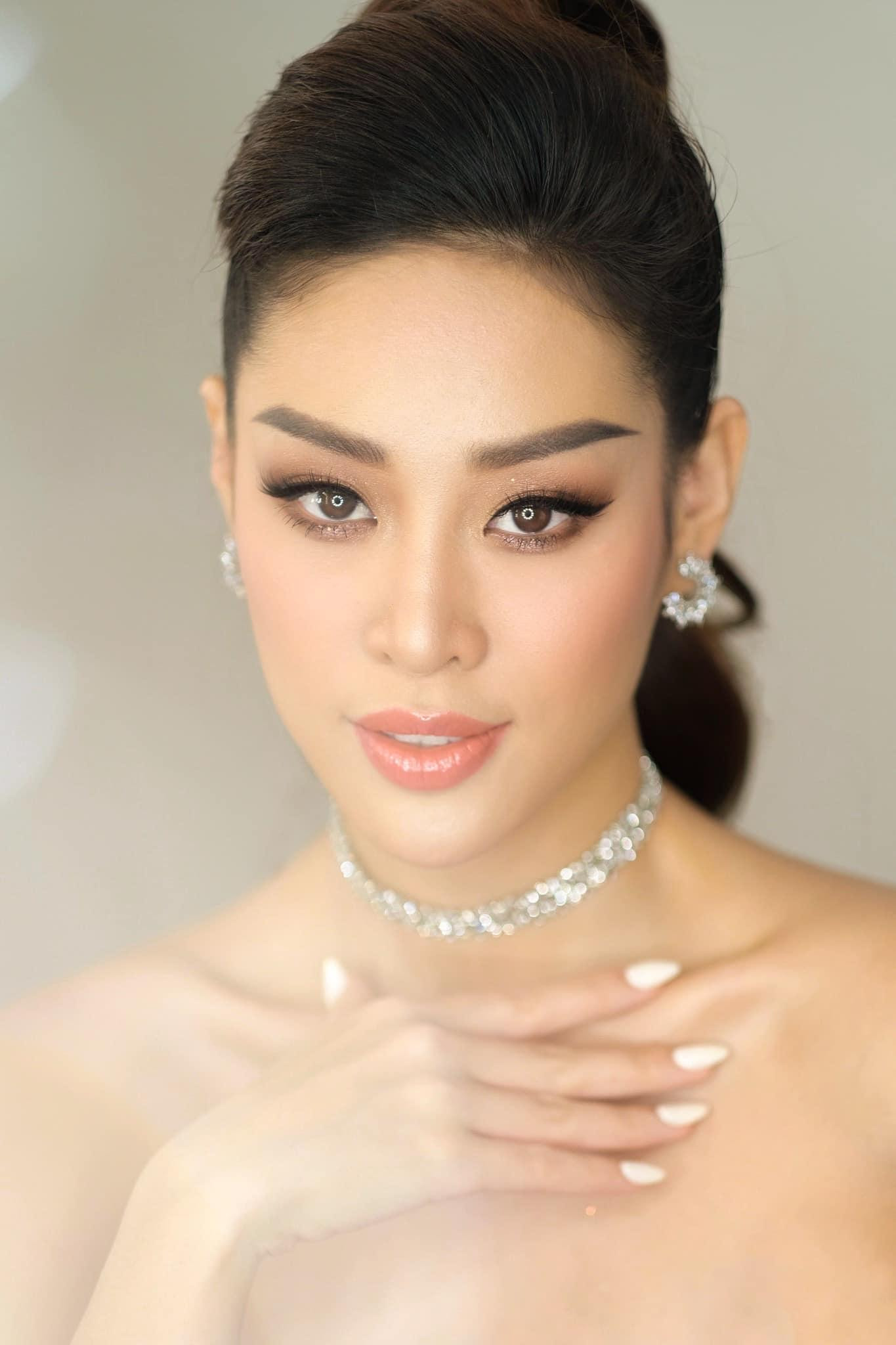 Hoa hậu Khánh Vân đẹp lạ mắt với phong cách trang điểm nhẹ nhàng, trong veo.