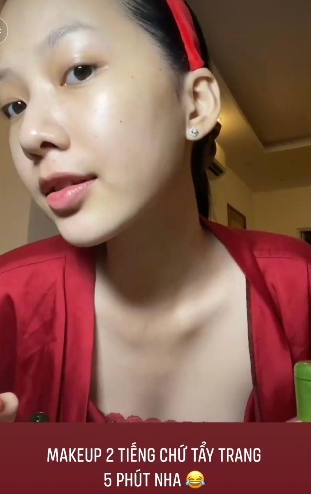 Sau khi tẩy trang những đường nét trên gương mặt của cô vẫn rất thanh tú và không thay đổi gì nhiều.