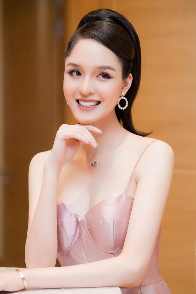 Mặc dù mới sinh con thứ 2 không lâu nhưng Hoàng Anh khiến fans bất ngờ khi đã nhanh chóng lấy lại được vóc dáng thon thả, quyến rũ và vô cùng xinh đẹp.