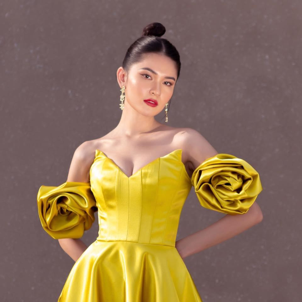 Á hậu Thuỳ Dung diện váy vàng rực khoe vai trần gợi cảm.
