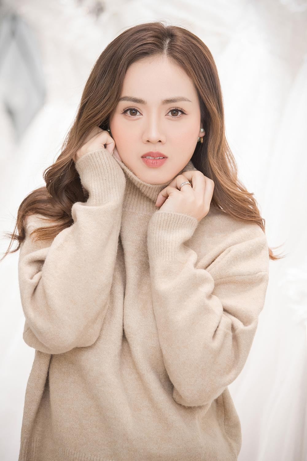 Sở hữu nhan sắc xinh đẹp với gương mặt phúc hậu và má lúm đồng tiền duyên dáng, Ngọc Hà nhận được nhiều lời khen của các fans về vẻ ngoài ngày càng 'thăng hạng'.