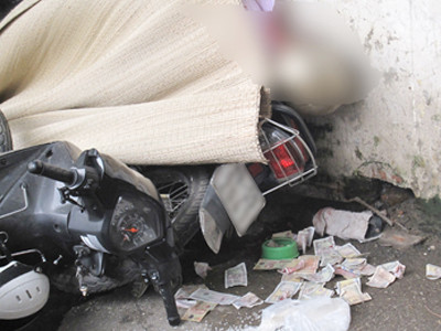 Nạn nhân tử vong ngay tại chỗ trong lúc đang chờ đổ xăng. Nạn nhân tử vong ngay tại chỗ trong lúc đang chờ đổ xăng