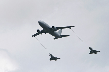 Một pha trình diễn đội hình tiếp dầu trên không