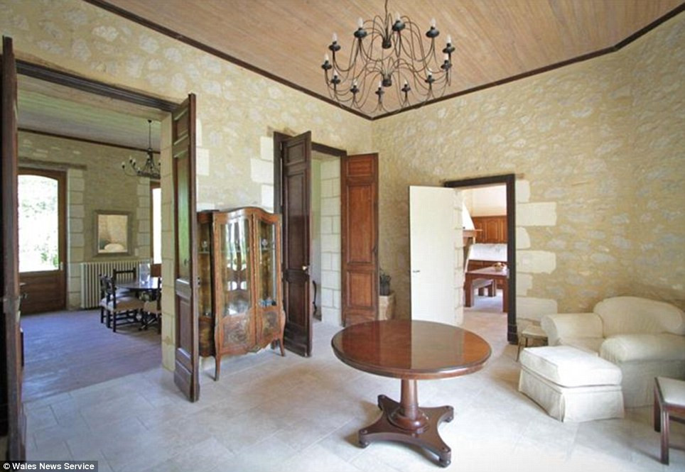 Những đồ vật trong nhà được làm bằng gỗ