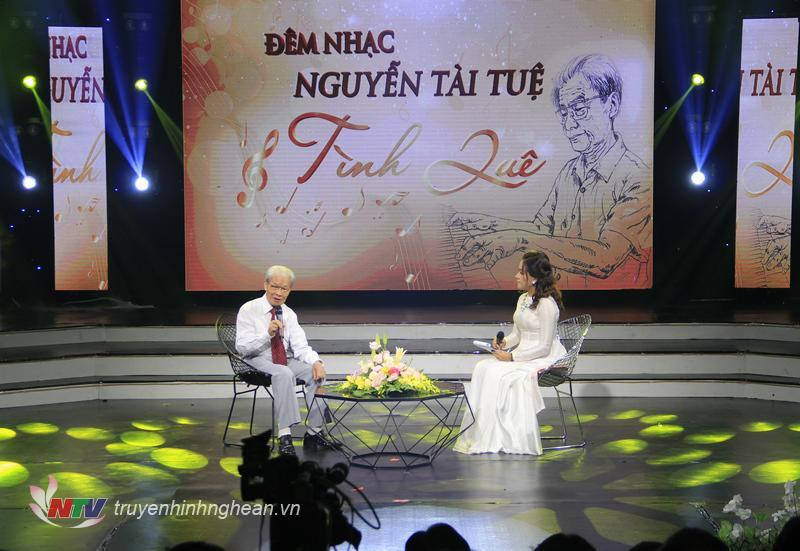 Nhạc sĩ Nguyễn Tài Tuệ trong một chương trình tôn vinh ông