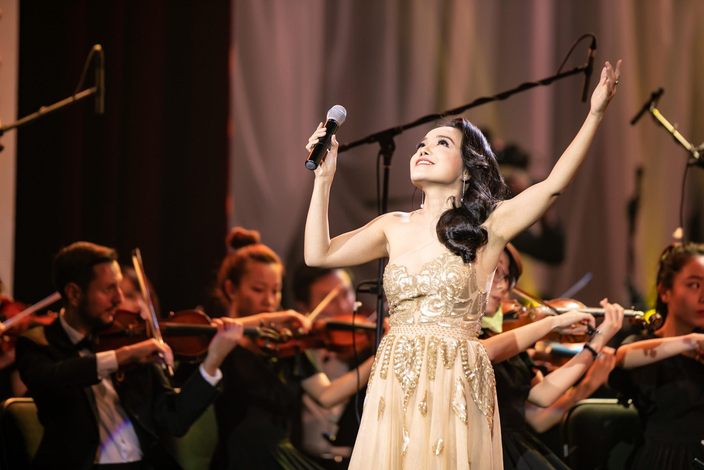 Lan Anh tiên phong trình diễn bolero cùng dàn nhạc giao hưởng trong đêm nhạc riêng năm 2019