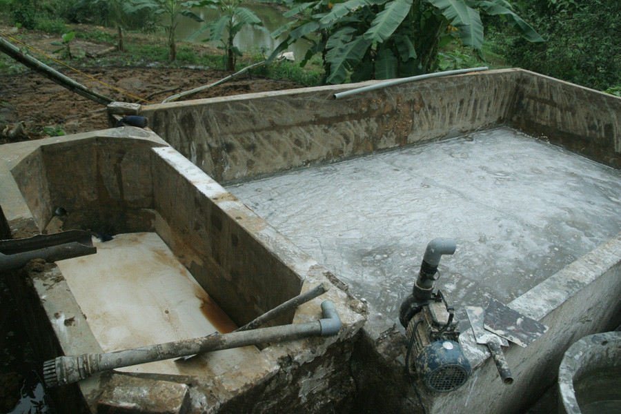 Bể lọc bột dong cùng các thiết bị đầy cáu bẩn