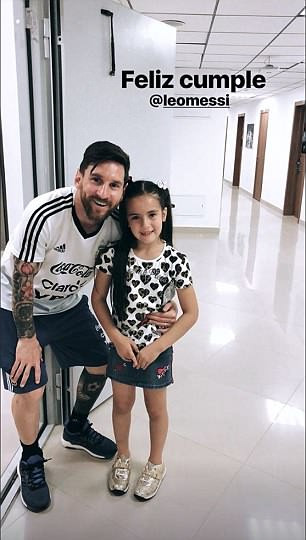 Messi cười thả ga khi nhận quà sinh nhật đặc biệt ảnh 3