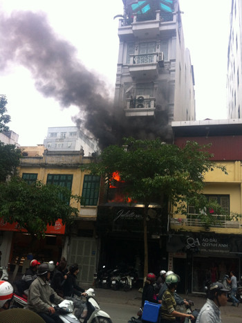 Ngọn lửa bốc ngi ngút từ tầng 1-2 của ngôi nhà. Ngọn lửa bốc ngi ngút từ tầng 1-2 của ngôi nhà
