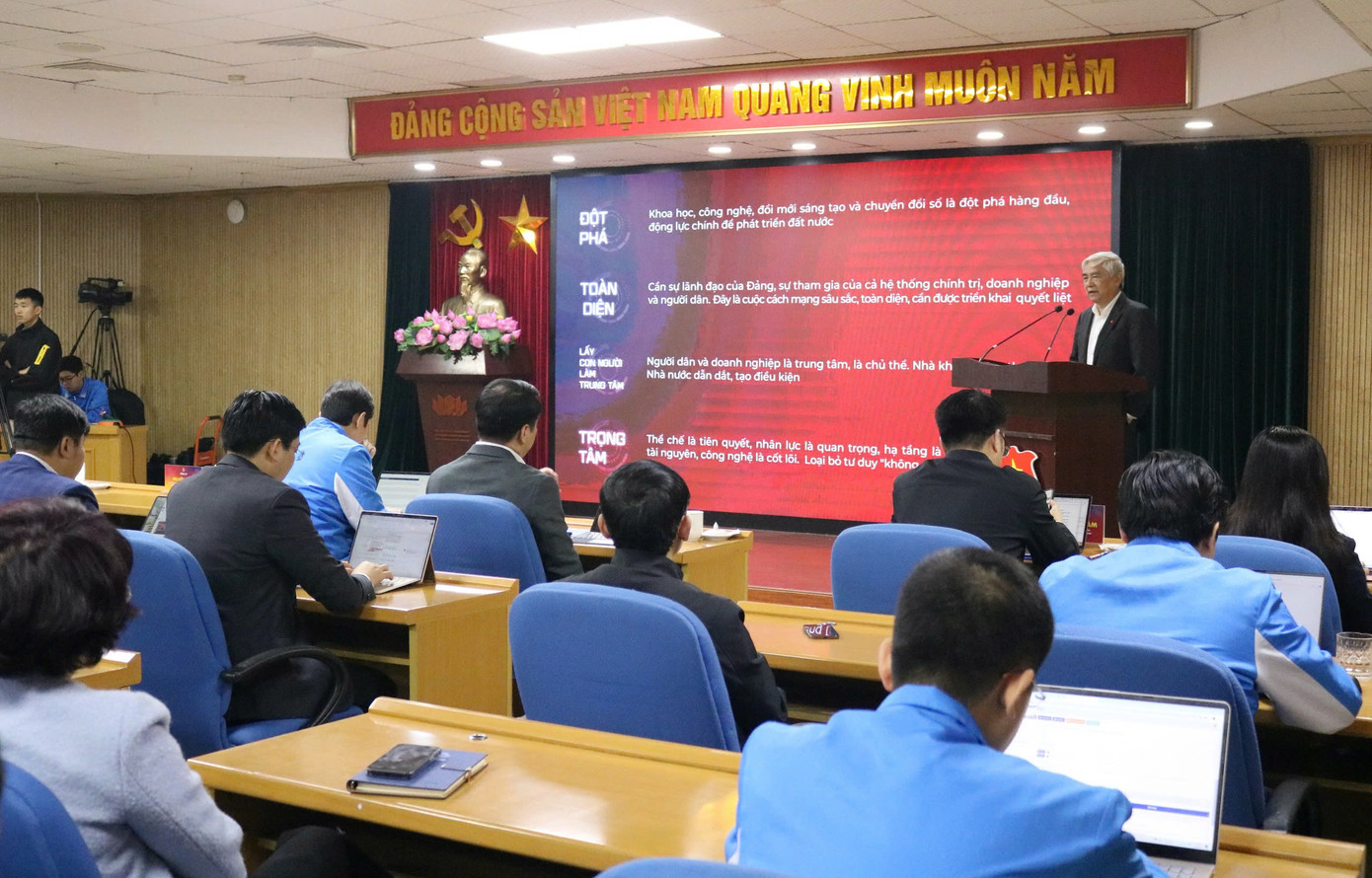 Cán bộ Đoàn, đoàn viên, thanh niên nghe TS. Nguyễn Quân - nguyên Bộ trưởng Bộ Khoa học và Công nghệ - trình bày chuyên đề tại hội nghị. Cán bộ Đoàn, đoàn viên, thanh niên nghe TS. Nguyễn Quân - nguyên Bộ trưởng Bộ Khoa học và Công nghệ - trình bày chuyên đề tại hội nghị.