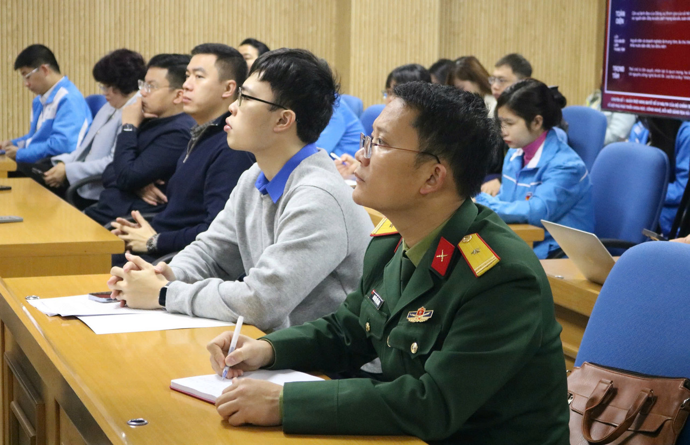 Cán bộ Đoàn, đoàn viên, thanh niên nghe TS. Nguyễn Quân - nguyên Bộ trưởng Bộ Khoa học và Công nghệ - trình bày chuyên đề tại hội nghị. Cán bộ Đoàn, đoàn viên, thanh niên nghe TS. Nguyễn Quân - nguyên Bộ trưởng Bộ Khoa học và Công nghệ - trình bày chuyên đề tại hội nghị.