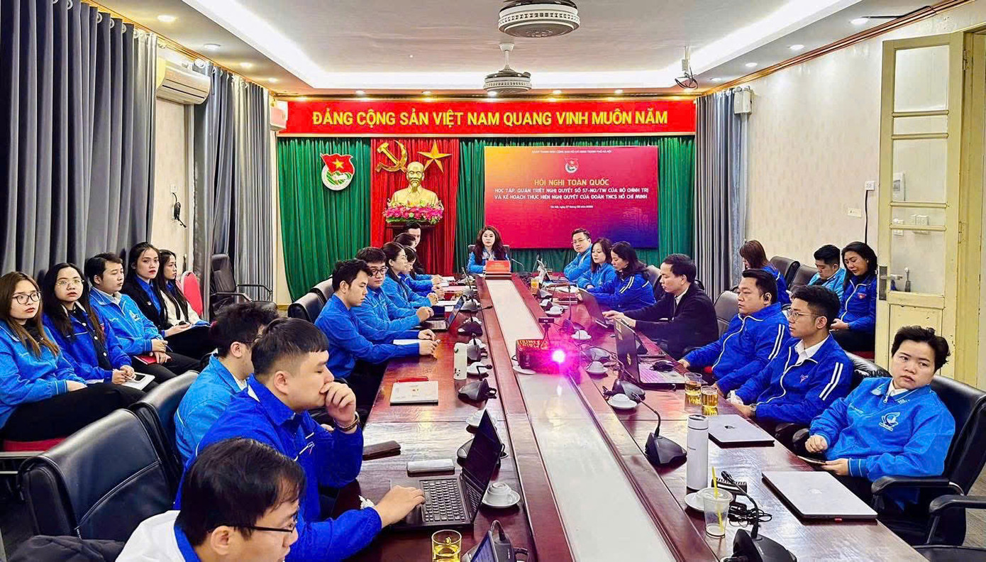 Cán bộ Đoàn, đoàn viên, thanh niên theo dõi hội nghị tại điểm cầu Thành Đoàn Hà Nội. Cán bộ Đoàn, đoàn viên, thanh niên theo dõi hội nghị tại điểm cầu Thành Đoàn Hà Nội.