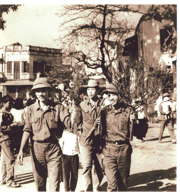 Chợ hoa Hàng Lược, Hà Nội (1968). Bộ đội về phép đi mua cành đào