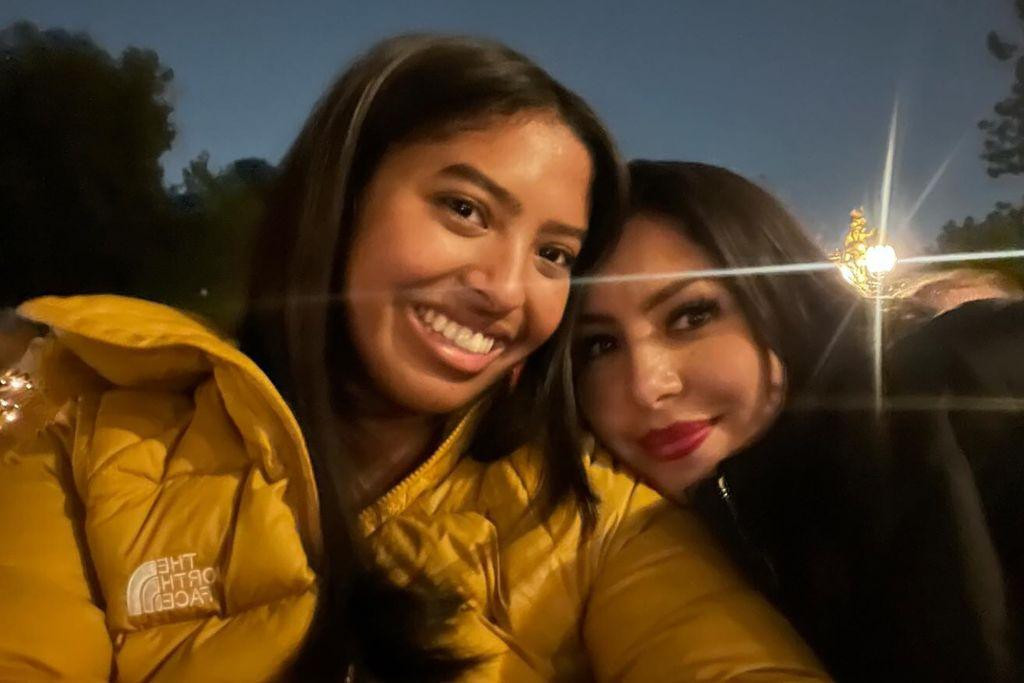 Natalia Bryant (trái), con gái cầu thủ bóng rổ quá cố Kobe Bryant, đón tuổi 19 bên mẹ Vanessa.