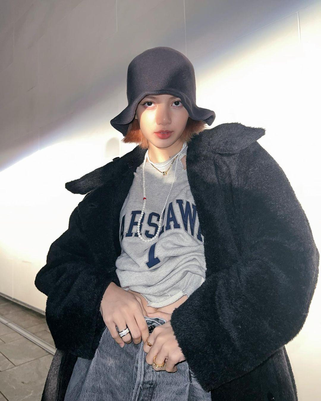 Màn "lột xác" của Lisa nhận được sự hưởng ứng từ đông đảo người hâm mộ. Ai cũng thích thú trước diện mạo và phong cách mới của người đẹp sinh năm 1997, bởi từ trước đến nay, cô thường trung thành với những bộ đồ năng động, cá tính và tươi trẻ.