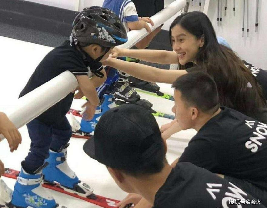 Cô ưu tiên trang phục thoải mái, tiện dụng để có thể vui chơi cùng con trai. Người đẹp thậm chí không trang điểm.