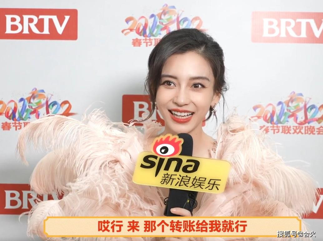 AngelaBaby trả lời phỏng vấn tại buổi ghi hình Gala Xuân vãn.
