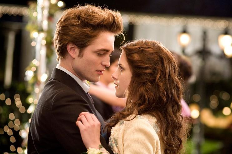 Robert Pattinson và Kristen Stewart diễn thử cảnh hôn trên giường của đạo diễn "Chạng vạng".