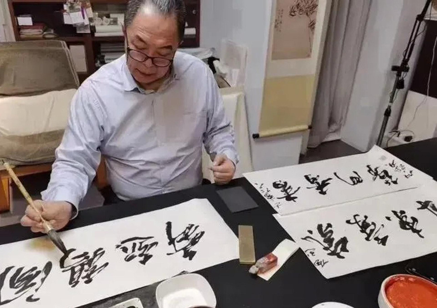 Ông có niềm đam mê lớn với nghệ thuật thư pháp.