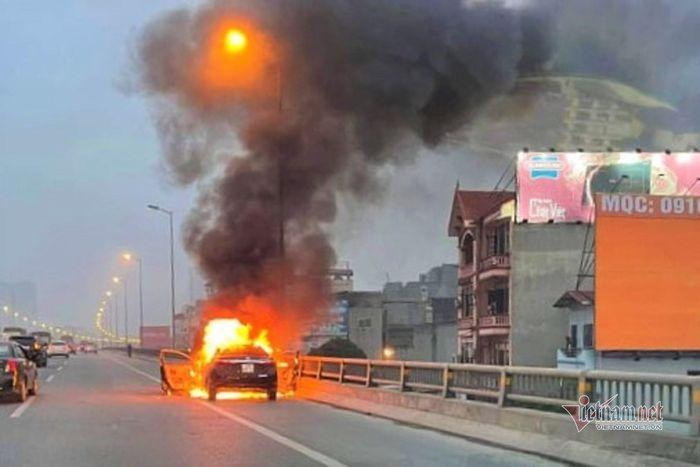 Xe bốc cháy ngùn ngụt trên đường vành đai 3. Ảnh: VNN Xe bốc cháy ngùn ngụt trên đường vành đai 3. Ảnh: VNN