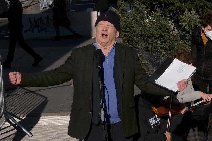 Tài tử Bill Murray khiến người đi đường ngạc nhiên khi hát nhạc sống tại Công viên Quảng trường Washington (New York).