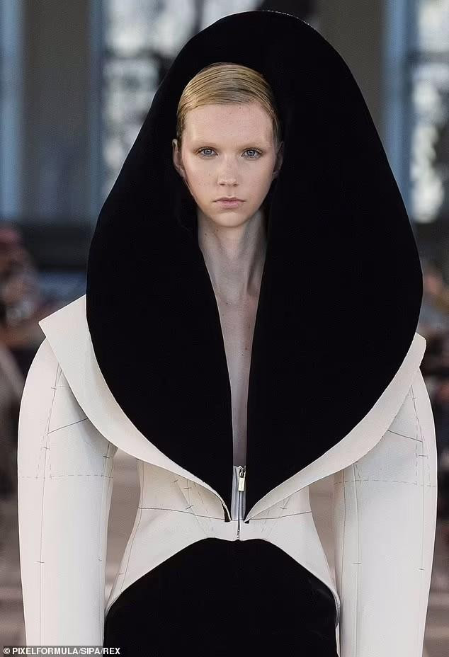 Bộ sưu tập mới của thương hiệu may đo cao cấp Ý gây ấn tượng mạnh bởi những thiết kế độc đáo, kết hợp phụ kiện lạ mắt và có phần kỳ dị.