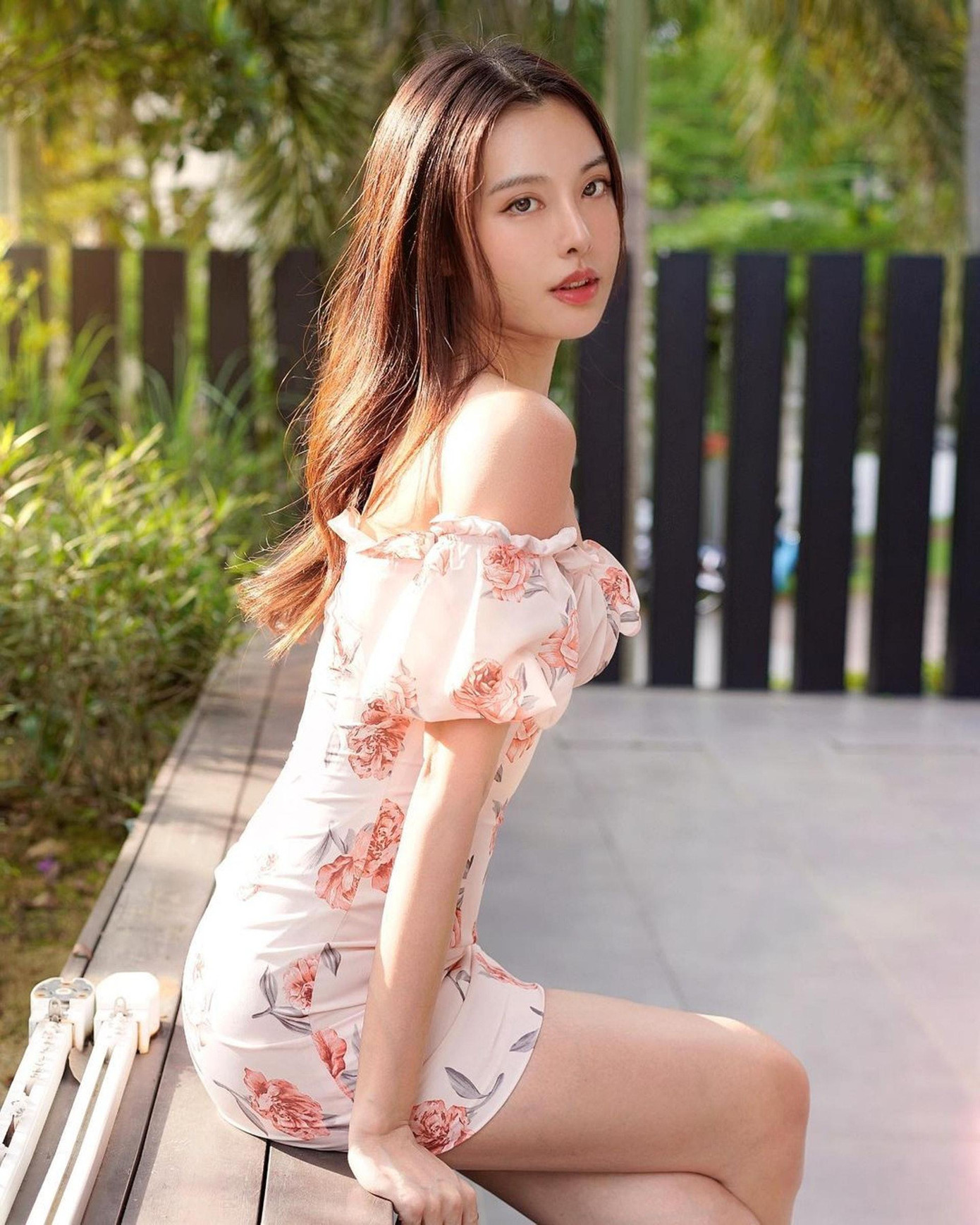 Cô thường được dân mạng gọi bằng những biệt danh như "Hot girl số 1 Malaysia" hay "Nữ thần piano Malaysia".