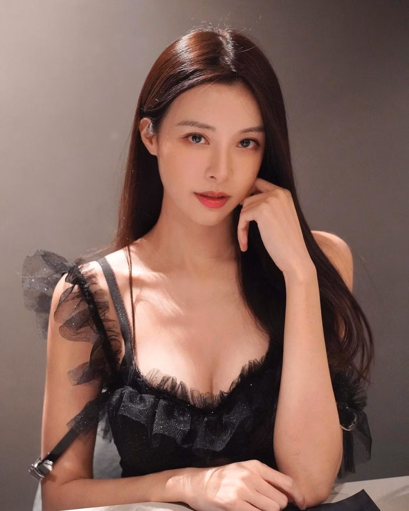 Lý Nguyên Linh học thạc sĩ âm nhạc tại Anh quốc. Cô cũng có thời gian du học ở Đức. Ngoài ra, cô còn là học trò của thiên tài piano Trung Quốc Lý Vân Địch.