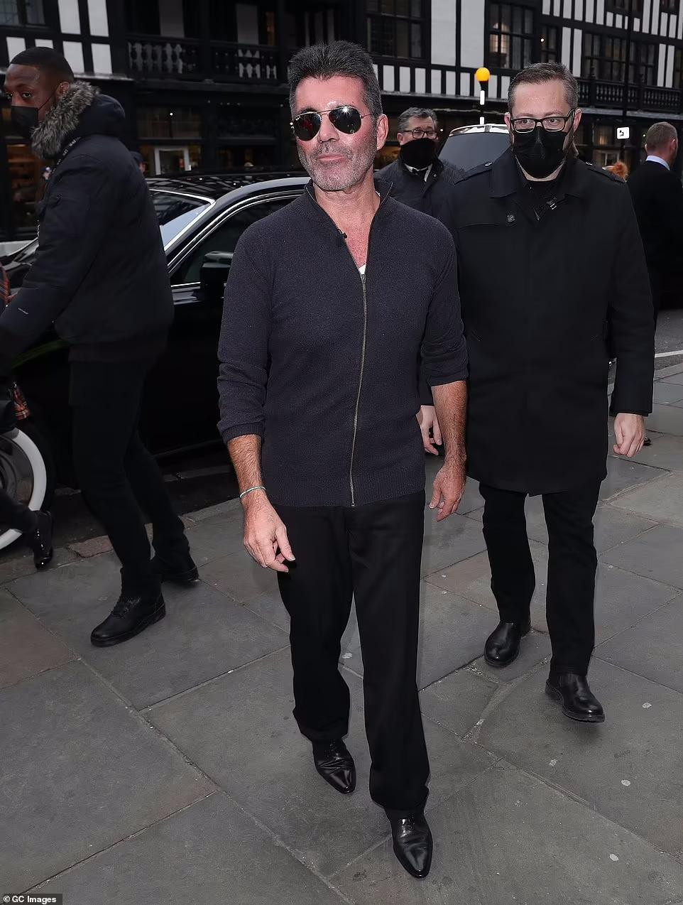 "Ông trùm" Simon Cowell cũng có mặt cùng thời điểm với phong cách thời trang quen thuộc.